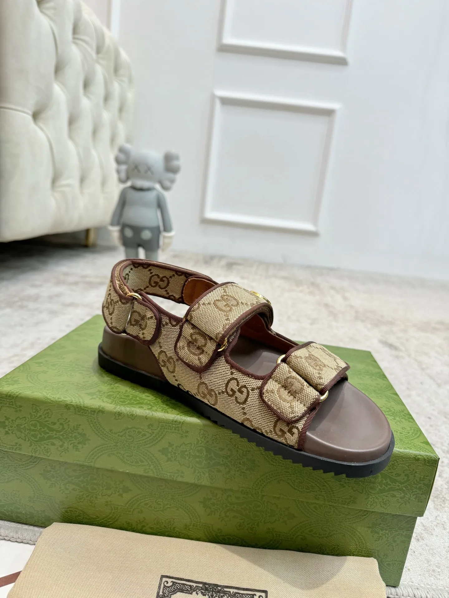 👟👟Ex-factory price 520👟👟 Gucci two-strap Velcro flat sandals beach shoes Early spring series GG classic presbyopic fabric beach sandals are decorated with classic GG presbyopic canvas fabric fabric with double G metal buckle ✔️ Fabric: Original customized imported double G presbyopic ✔️ Lining: imported sheepskin ✔️ Heel: 2.0CM thick sole ✔️ Outsole: Mold imported rubber sole ✔️ Code number: 35-40 (41 customized, non-refundable)
